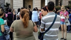 Residentes de La Habana salieron a las calles en la zona de la Lonja del Comercio, tras el temblor de tierra.