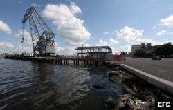 El puerto viejo de La Habana, en la bahía de la ciudad y al borde de su casco histórico, se prepara para transformarse en un renovado paseo marítimo.