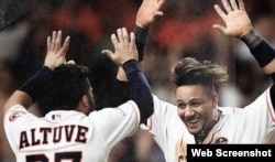 (i-e) Altuve y Gurriel celebran el éxito de los Astros de Houston.