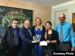 Leonardo Rodríguez (der) junto a integrantes del Instituto Patmos en Cuba.