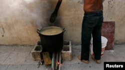 Un hombre cocina con leña en La Habana. (REUTERS/Claudia Daut/Archivo)