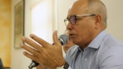 El director ejecutivo del Observatorio Cubano de Derechos Humanos (OCDH), Alejandro González Raga, habla el sábado en la Sala Félix Varela de la Ermita de la Caridad del Cobre en Miami (Foto: Roberto Koltún).