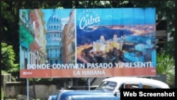 Carteles con propaganda oficial conviven con anuncios privados.