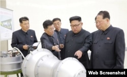 El gobernante norcoreano Kim Jong Un examina la bomba de hidrógeno.