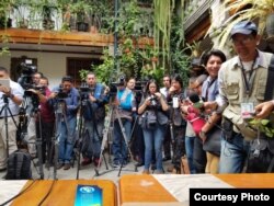 Varios medios de prensa cubrieron la conferencia de Valladares y Feraud en Quito este martes.