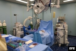 Una sala de cirugías en el interior del barco hospital de la marina estadounidense USNS Comfort.