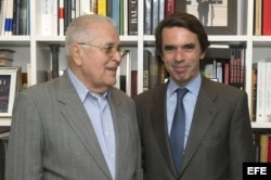 El ex presidente español José María Aznar (d) con el disidente cubano Elizardo Sánchez.