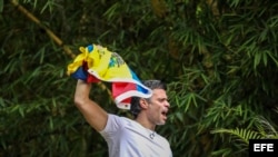 El opositor venezolano Leopoldo López saluda a seguidores hoy, sábado 8 de julio de 2017, en la entrada de su casa en Caracas (Venezuela).