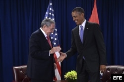 Barack Obama se reúne con su homólogo cubano, Raúl Castro, en Naciones Unidas, Nueva York. EFE