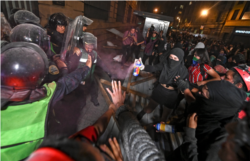 Mujeres y policías enfrentados en México durante manifestación contra violencia de género