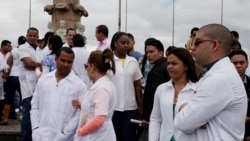 Médicos cubanos que desertaron de las misiones médicas de Venezuela protestan en Bogotá. (Imagen de archivo)