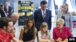 Agata Kornauser-Duda (2d), y Melania Trump (3i), visitan el Centro de las Ciencias Copérnico de Varsovia.