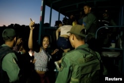 Detenidos por la policía por los saqueos en Caracas.