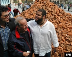 Kcho (izq.) junto a Ricardo Alarcón y Abel Prieto. (Archivo)