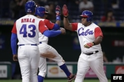 Alfredo Despaigne (d) celebra con sus compañeros tras pegar un jonrón con las bases llenas.