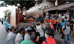 La brutal detención de jóvenes frente al ICRT. Tomado de @jllopizcasal