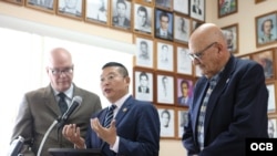 De izquierda a derecha el Dr. Orlando Gutierrez Boronat, el Dr. Yang Jianli y José Luis Fernández presidente del Presidio Político Histórico Cubano durante la conferencia de Prensa "La Comisión de Justicia de Cuba "