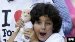 Una niña sostiene un muñeco con la imagen del papa Francisco, en el Parque Central de Nueva York. EFE