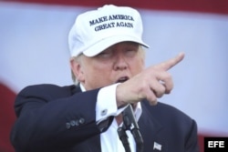 El candidato del partido republicano Donald Trump ofrece un discurso durante un acto de su campaña, en el Parque Bayfront en Miami.