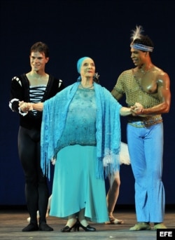 La directora del Ballet Nacional de Cuba, Alicia Alonso (c), saluda al público junto a los bailarines Yoel Carreño (i) y Carlos Acosta (d) hoy, 15 de julio de 2009, durante una gala ofrecida en su honor por el Royal Ballet de Londres en La Habana (Cuba).