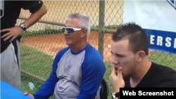 Orlando Chinea (i) junto a José Fernández (d), en el campo de entrenamiento de Chinea.