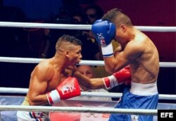 El boxeador cubano Yosbany Veitía(i), enfrenta al colombiano Yohan Vargas(d), en la división de los 52Kg.