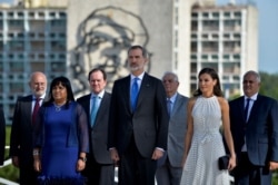 Los Reyes Felipe VI y Letizia despositan una ofrenda floral en la plaza cívica José Martí, apodada por el régimen "Plaza de la Revolución". (Yamil Lage/AFP)