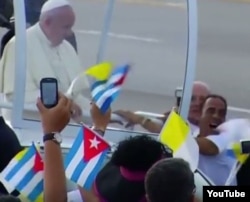 Zaqueo Báez se acerca al Papa Francisco, durante su visita a Cuba, en septiembre de 2015.