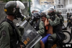 Efectivos de la Guardia Nacional Bolivariana bloquean el paso a una manifestación opositora en Caracas.