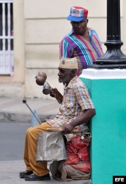 Un anciano conocido como "el hombre orquesta" toca en una esquina del parque Céspedes.