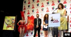 El cantautor mexicano Aleks Syntek (2i) y la cantautora estadounidense Leslie Grace (2d), escuchan a la cantautora y guitarrista guatemalteca Gaby Moreno (d), durante la rueda de prensa ofrecida para anunciar las nominaciones a los premios Grammy Latino.