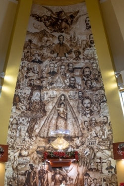 Un mural dedicado a la Virgen de la Caridad del Cobre, en la Ermita que lleva su nombre, en Miami. (Gaston De Cardenas / AFP)