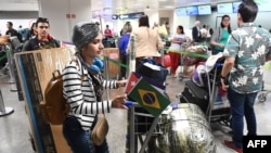 Profesionales de la salud cubanos en el aeropuerto de Brasilia. (Evaristo Sa/AFP)