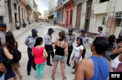 A por lo menos una cuadra, policías cubanos controlan el acceso a la zona donde la casa de modas francesa Chanel realiza un desfile.