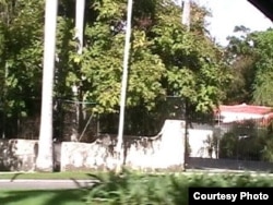 Muro y verja frontal de la casa que Fidel Castro le regaló a Gabriel García Márquez en El Laguito