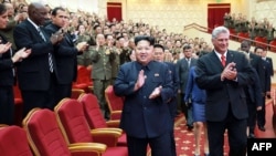 Kim Jong-Un y Miguel Díaz-Canel durante una visita del entonces vicepresidente de Cuba a Pyongyang, en 2015. (AFP/Archivo)