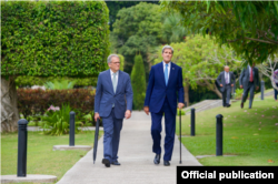 DeLaurentis y John Kerry en los jardines de la residencia.