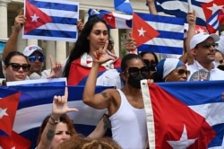 Fieles cubanos en el Vaticano.