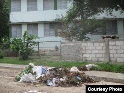 A falta de contenedor, los vecinos acumulan la basura directamente en la acera.