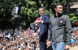 El presidente interino de Venezuela, Juan Guaidó, junto al líder opositor Leopoldo López, al frente de las manifestaciones en Caracas.