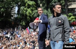 El presidente interino de Venezuela, Juan Guaidó, junto al líder opositor Leopoldo López, al frente de las manifestaciones en Caracas.