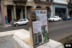 Un cartel anuncia la venta de una vivienda en un parque de La Habana.