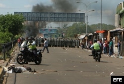 Decenas de venezolanos protestaron hoy en varios estados del interior del país por fallas en el suministro de dinero en efectivo.