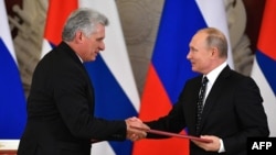 Cuba es uno de los aliados más cercanos de Rusia en América Latina / En la imagen Vladímir Putin y Miguel Díaz-Canel (Alexander NEMENOV / AFP)