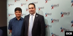 Daniel Pedreira (der.), presidente de Herencia Cultural Cubana, junto a un joven voluntario de la organización.