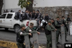 Miembros de la Guardia y Policía Nacional Bolivariana custodian las inmediaciones de la morgue en donde está cuerpo del exagente Pérez.