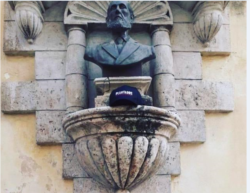 Gorra de Plantados en el busto de Cirilo Villaverde, autor de Cecilia Valdés.