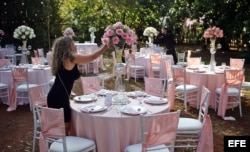 Preparativos para una boda, organizada por la compañía privada "Aires de fiesta", en La Habana (Cuba).