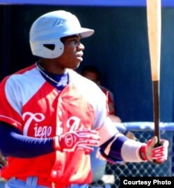 Rusney, en los días en que jugaba por Ciego de Avila en la serie nacional.