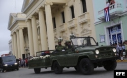 Cubanos saludan al paso de la caravana con las cenizas del fallecido líder de la revolución cubana, Fidel Castro, hoy, jueves 1 de diciembre de 2016, en Santa Clara (Cuba).